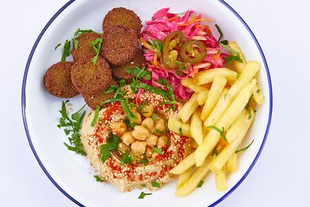 Шварма на тарелке с фалафелем