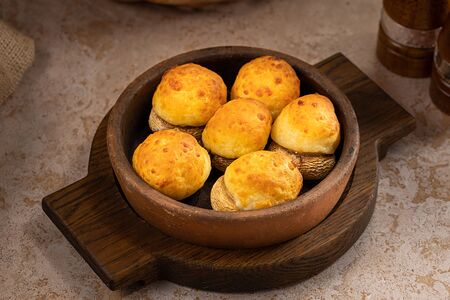 Грибные шляпки, запеченные с сыром