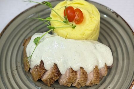 Утка с картофельным пюре в соусе дорблю