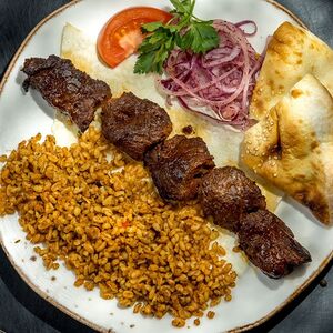 Шашлык из говяжьей вырезки с гарниром