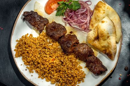 Шашлык из говяжьей вырезки с гарниром