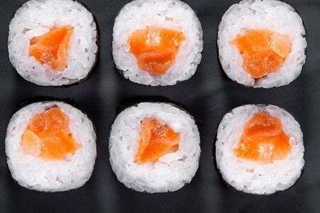 Простой ролл с лососем 