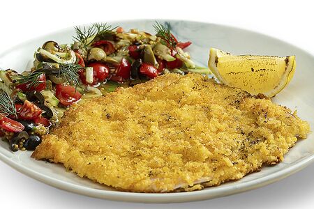 Шницель из кальмара с овощами