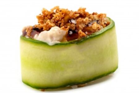 Гункан в огурце с курицей