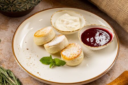 Сырники  с ягодным  соусом и томлёной сметаной