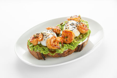 Авокадо тост с яйцом пашот и креветками