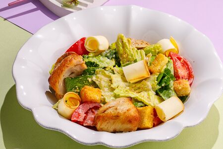 Теплый салат с курицей и копченым сулугуни