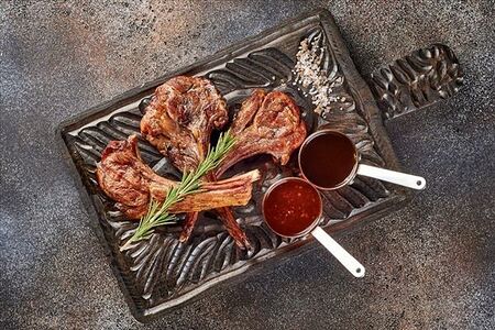 Каре ягненка с соусом Нью-Йорк