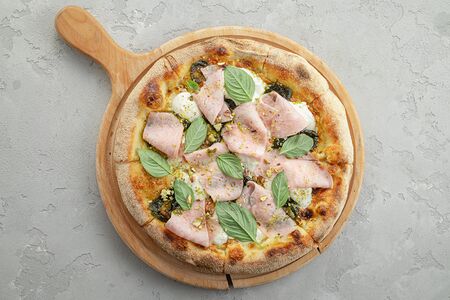 Пицца с мортаделлой, страчателлой и фисташковым песто