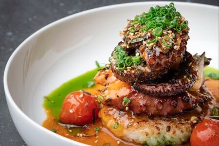 Осьминог, японский рис и мисо-соус