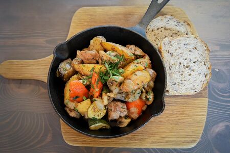 Жареха со свининой и овощами