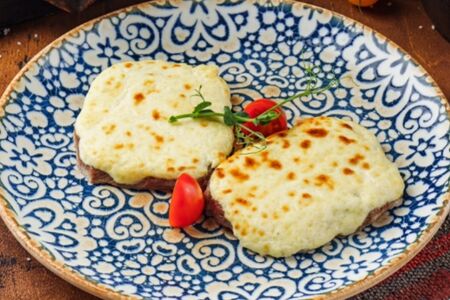 Медальоны из телятины под сливочным соусом