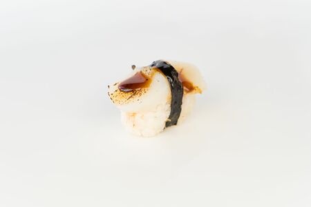 Опалённые суши с морским гребешком