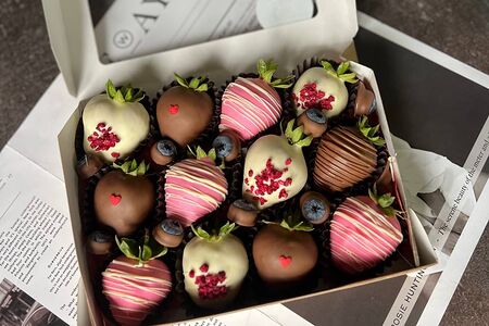 Набор клубники в шоколаде 12 ягод