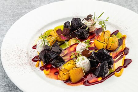 Вяленая свёкла с соусом манго, обожжённым персиком и сливочным крем-фрешем