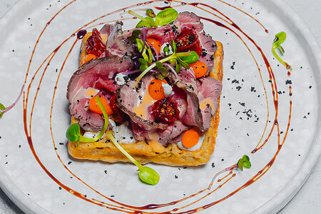 Вафля с вителло, трюфельным крем-чизом и устричным соусом