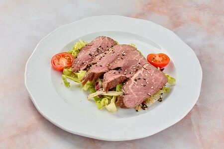 Салат с Ростбифом и пикантным соусом