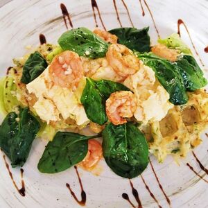 Кабачковые вафли, скрэмбл с креветками под соусом айоли