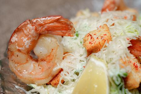 Салат Цезарь с креветками 