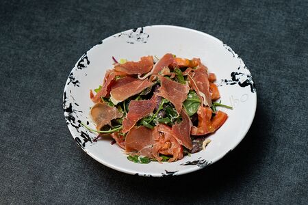 Салат с хамоном