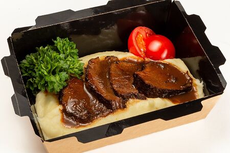 Томленая говядина в соусе демиглас с пюре