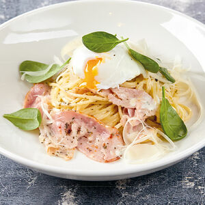 Карбонара с яйцом пашот, спагетти