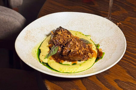 Говяжья щека с картофельным кремом