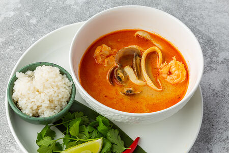 Том ям с морепродуктами и японским рисом