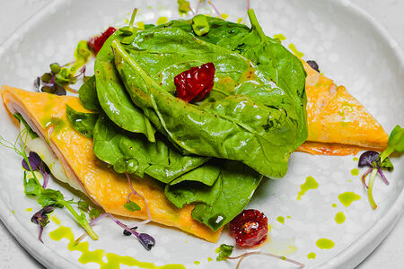 Фриттата с ветчиной и шпинатом