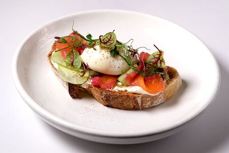 Брускетта с лососем 