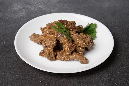 Тушеная говяжья печень с луком 