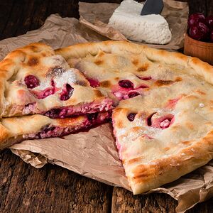 Пирог с черной смородиной, творогом и бананом
