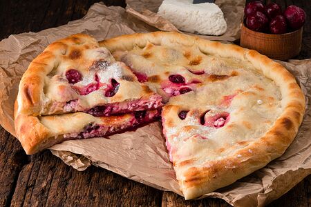 Пирог с черной смородиной, творогом и бананом