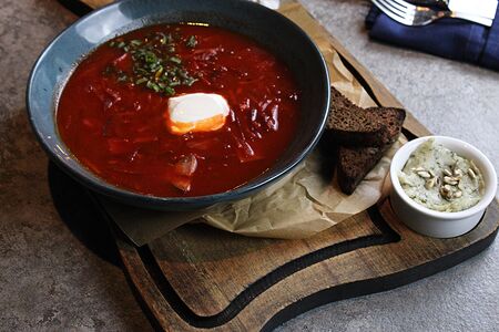 Борщ со смальцем и бородинским  хлебом