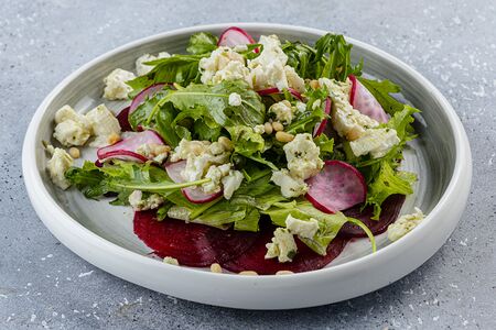 Карпаччо из свеклы с брынзой и соусом песто