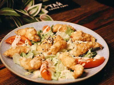 Салат с креветками Panko