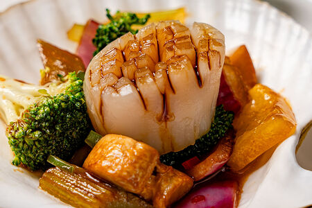 Морские гребешки в раковинах с овощами