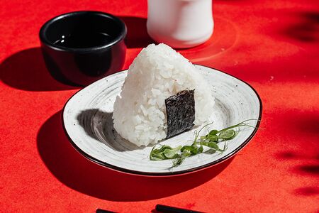 Мини-онигири с тунцом