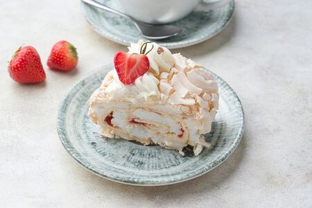 Меренговый рулет с клубничным джемом