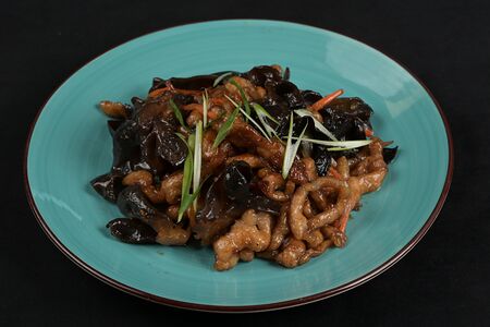 Свинина с древесными грибами