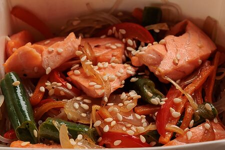 Лапша фунчоза с лососем