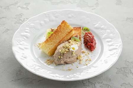 Паштет из куриной печени с бриошью и томатным конфитюром	