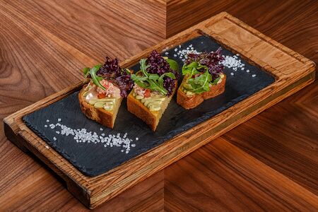 Брускетта с крабом и авокадо