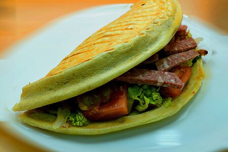 Пицца с колбасой