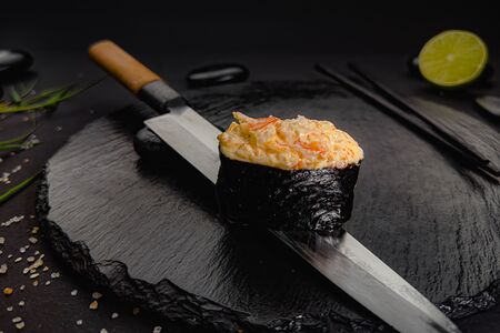 Гункан с креветкой