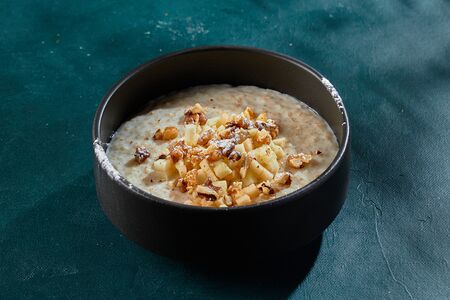 Каша овсяная с фруктами и гранолой