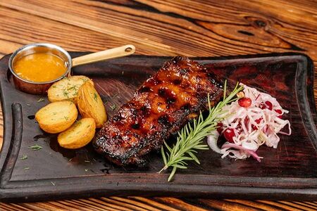 Свиные ребрышки с овощами и цитрусовым соусом