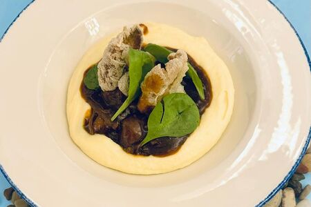 Томлёная говядина с пюре и соусом Демиглас