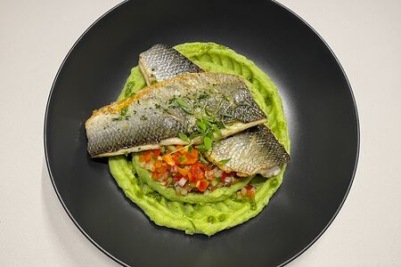 Сибас с картофельно-шпинатным пюре и овощной сальсой