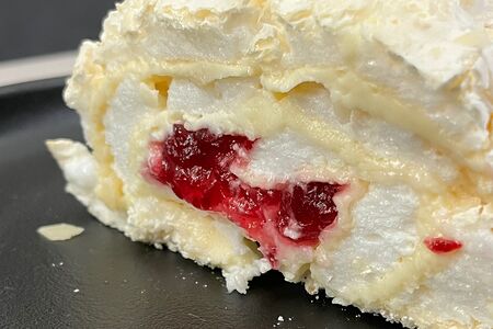 Рулет меренговый